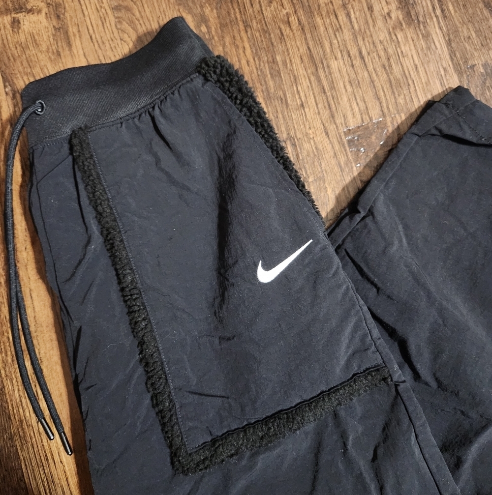 Nike Women’s Essential Loose Fit Black Fleece jogger pants Faux fur trim small